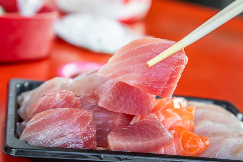 萬多利生魚片深夜限定厚切超划算,隱藏版萬多利生魚片只要8元。