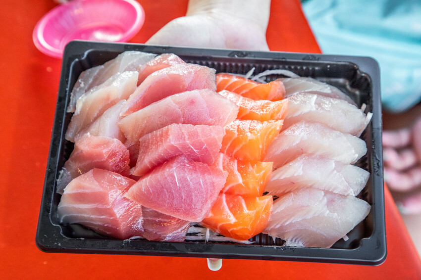 萬多利生魚片深夜限定厚切超划算,隱藏版萬多利生魚片只要8元。