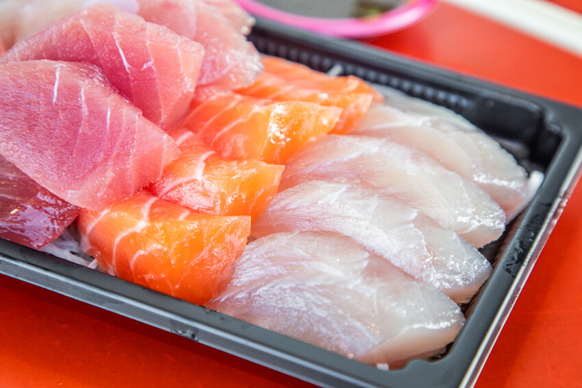 萬多利生魚片深夜限定厚切超划算,隱藏版萬多利生魚片只要8元。