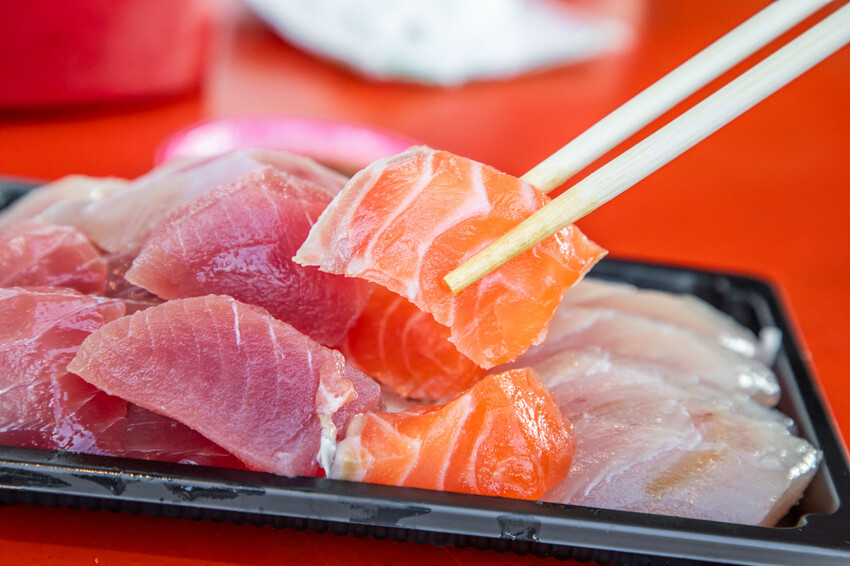 萬多利生魚片深夜限定厚切超划算,隱藏版萬多利生魚片只要8元。