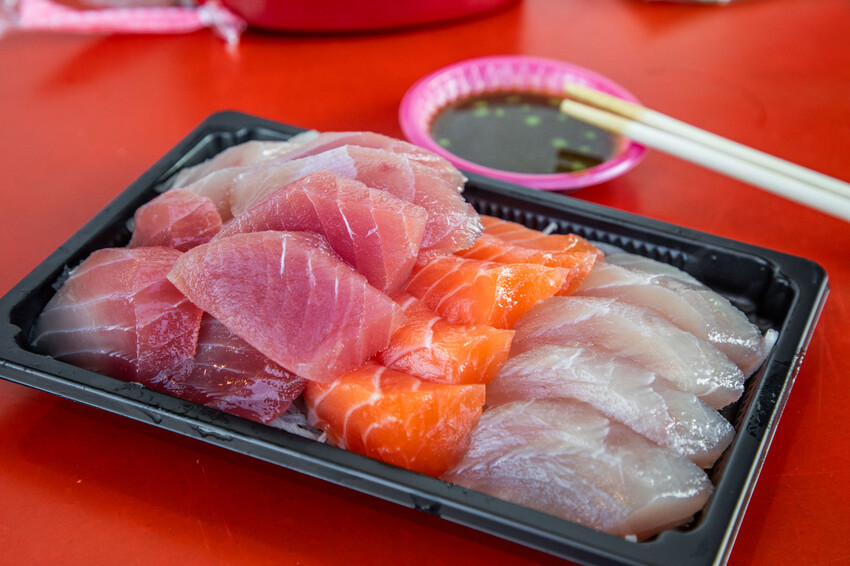 萬多利生魚片深夜限定厚切超划算,隱藏版萬多利生魚片只要8元。