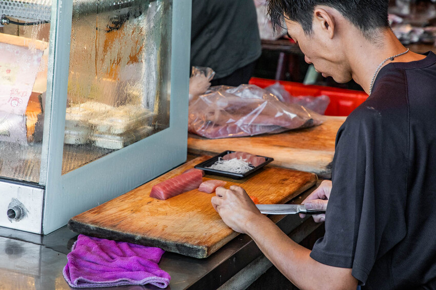 萬多利生魚片深夜限定厚切超划算,隱藏版萬多利生魚片只要8元。