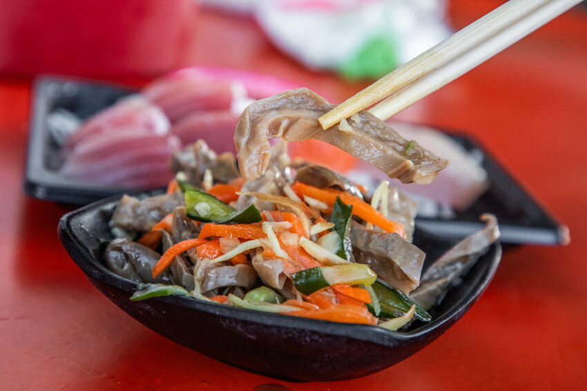 萬多利生魚片深夜限定厚切超划算,隱藏版萬多利生魚片只要8元。