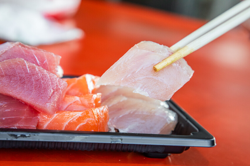 萬多利生魚片深夜限定厚切超划算,隱藏版萬多利生魚片只要8元。