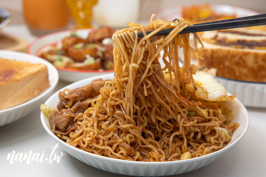 彰化市jo揪宵夜！營業到半夜兩點宵夜場！必點烤布蕾厚片和手工漢堡排起司蛋吐司。價格幾乎百元有找，內用有冷氣吹