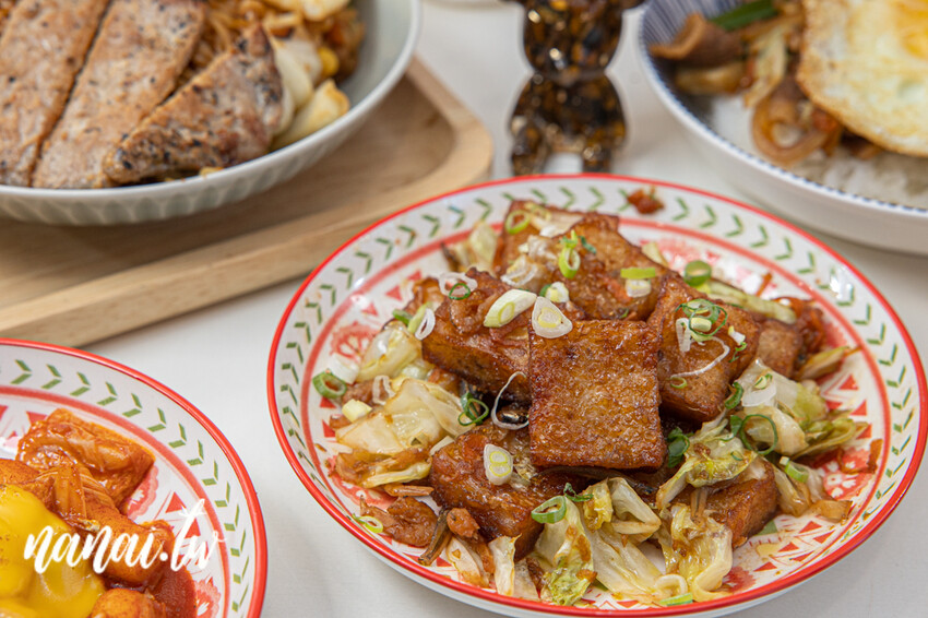 彰化市jo揪宵夜！營業到半夜兩點宵夜場！必點烤布蕾厚片和手工漢堡排起司蛋吐司。價格幾乎百元有找，內用有冷氣吹