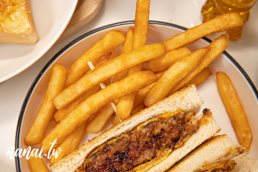 彰化市jo揪宵夜！營業到半夜兩點宵夜場！必點烤布蕾厚片和手工漢堡排起司蛋吐司。價格幾乎百元有找，內用有冷氣吹