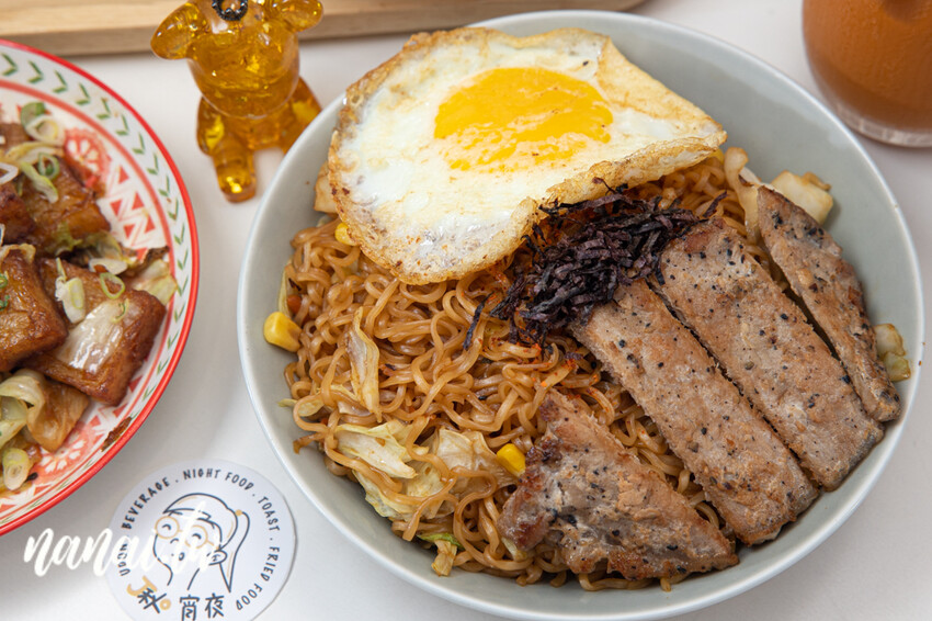 彰化市jo揪宵夜！營業到半夜兩點宵夜場！必點烤布蕾厚片和手工漢堡排起司蛋吐司。價格幾乎百元有找，內用有冷氣吹