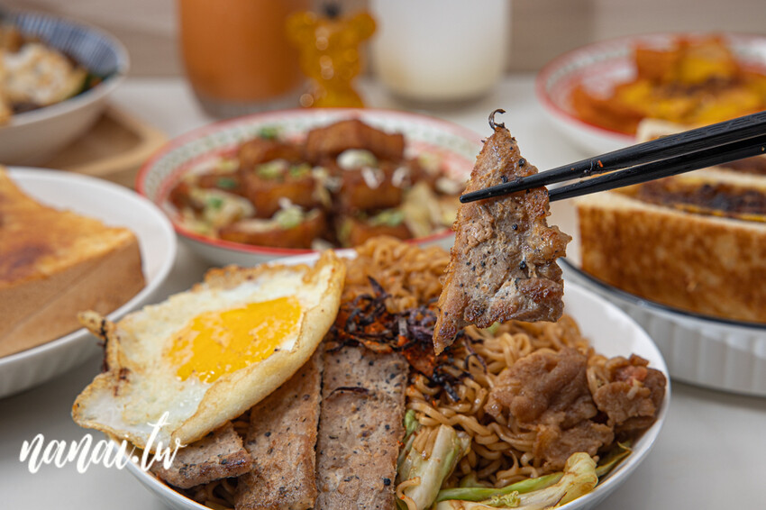 彰化市jo揪宵夜！營業到半夜兩點宵夜場！必點烤布蕾厚片和手工漢堡排起司蛋吐司。價格幾乎百元有找，內用有冷氣吹