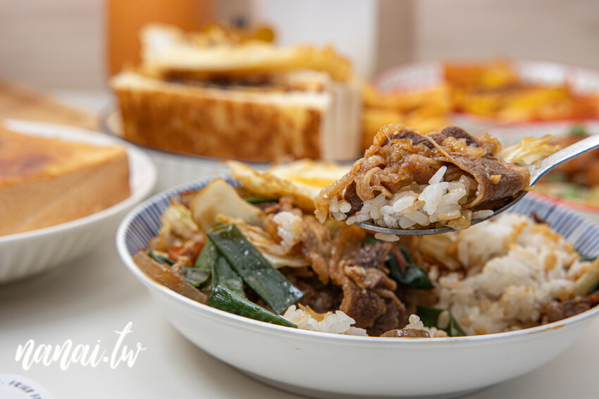 彰化市jo揪宵夜！營業到半夜兩點宵夜場！必點烤布蕾厚片和手工漢堡排起司蛋吐司。價格幾乎百元有找，內用有冷氣吹