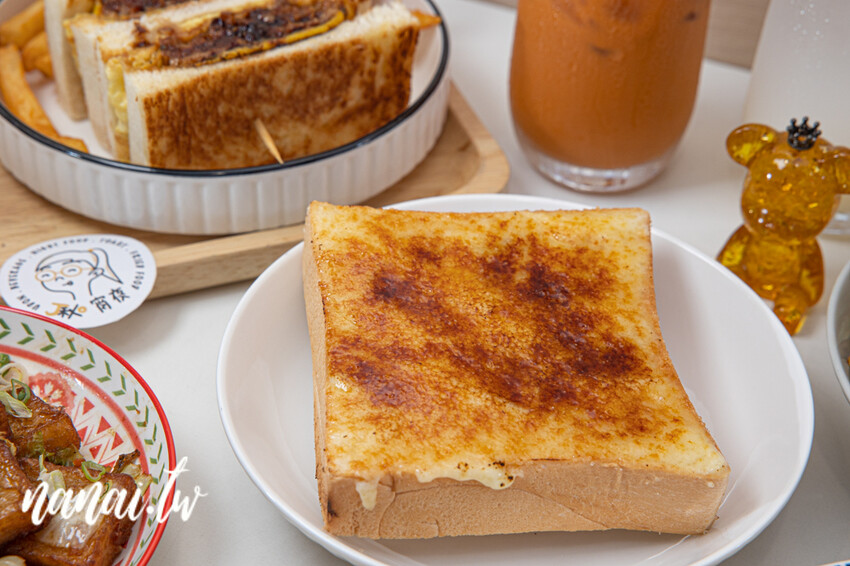 彰化市jo揪宵夜！營業到半夜兩點宵夜場！必點烤布蕾厚片和手工漢堡排起司蛋吐司。價格幾乎百元有找，內用有冷氣吹