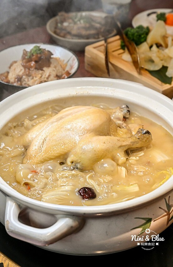 台中老宅餐廳,上萬元花膠入鍋的雞湯濃厚黏唇,有包廂、寵物友善