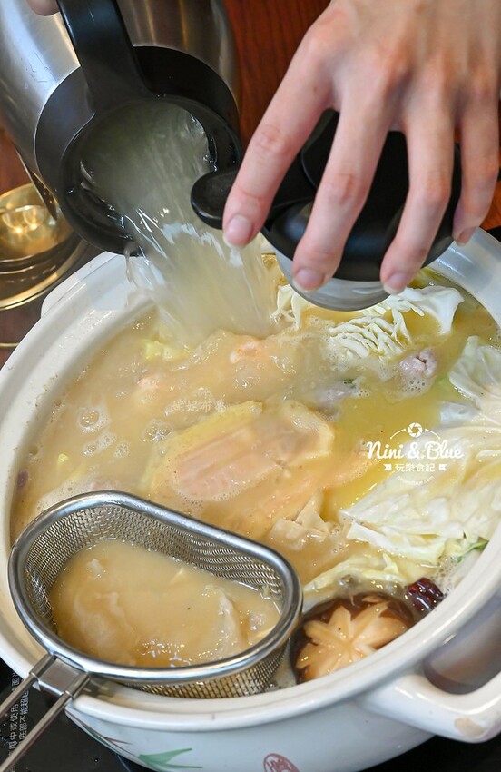 台中老宅餐廳,上萬元花膠入鍋的雞湯濃厚黏唇,有包廂、寵物友善