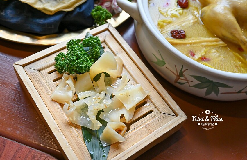 台中老宅餐廳,上萬元花膠入鍋的雞湯濃厚黏唇,有包廂、寵物友善