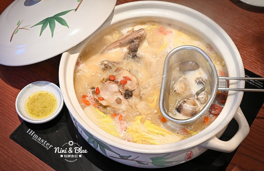 台中老宅餐廳,上萬元花膠入鍋的雞湯濃厚黏唇,有包廂、寵物友善