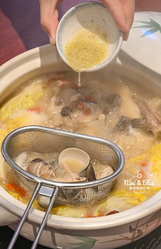 台中老宅餐廳,上萬元花膠入鍋的雞湯濃厚黏唇,有包廂、寵物友善