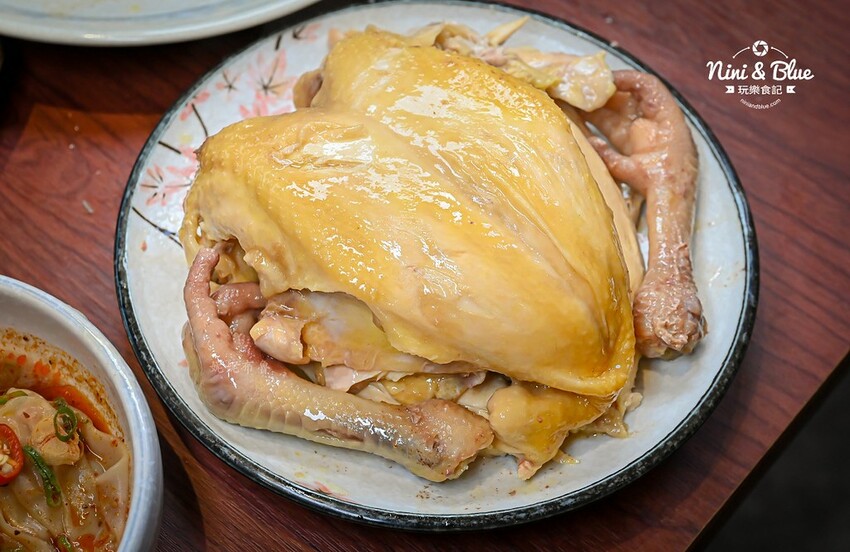 台中老宅餐廳,上萬元花膠入鍋的雞湯濃厚黏唇,有包廂、寵物友善