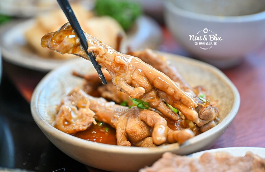 台中老宅餐廳,上萬元花膠入鍋的雞湯濃厚黏唇,有包廂、寵物友善