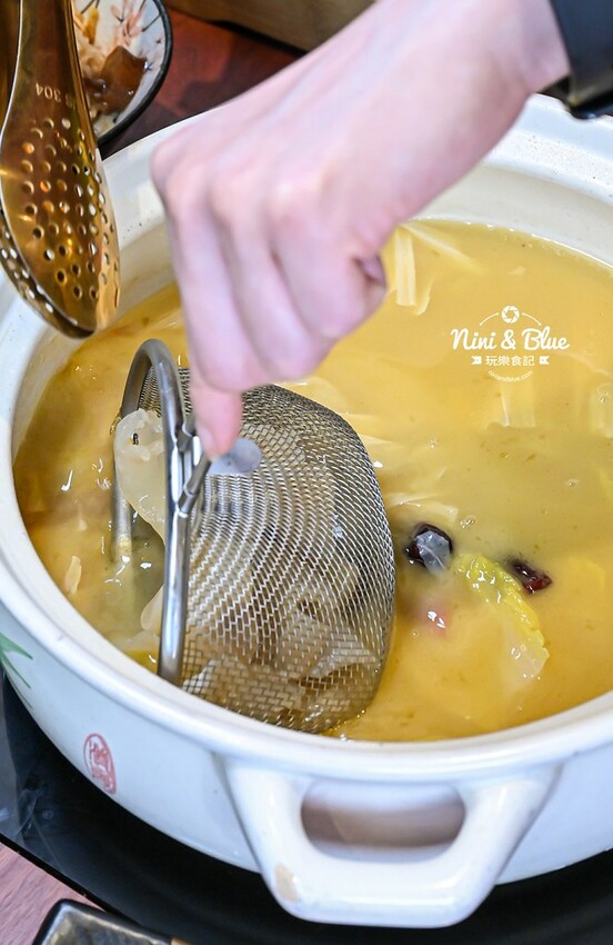 台中老宅餐廳,上萬元花膠入鍋的雞湯濃厚黏唇,有包廂、寵物友善