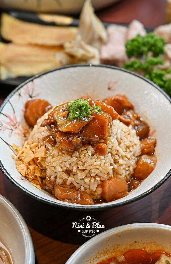 台中老宅餐廳,上萬元花膠入鍋的雞湯濃厚黏唇,有包廂、寵物友善