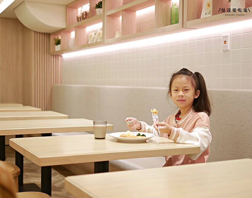 2024全新開幕!房價超值、早餐豐盛的舒適飯店開箱「河堤漫旅自立館」餐廳美到直接開拍網美照!高雄三民區住宿|高雄飯店推薦 - 曼達愛吃鬼