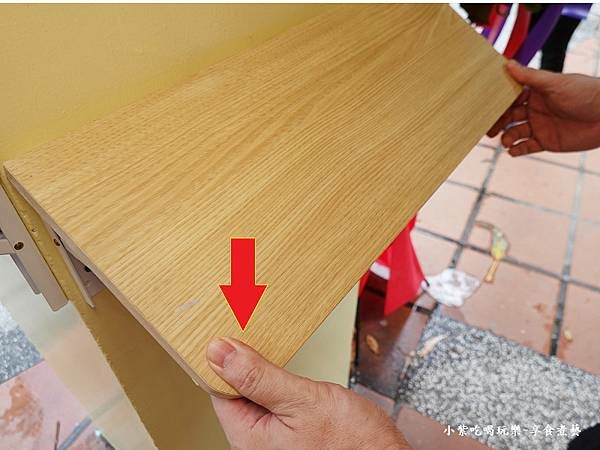 手壓住,往下壓-立食桌收合2.jpg 手壓住,往下壓-立食桌收合2.jpg
