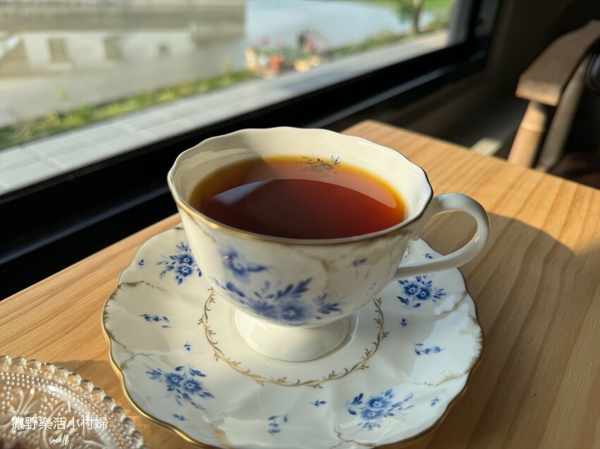 員山【花室咖啡】花藝&插畫的質感空間，推薦必點招牌厚鬆餅和布