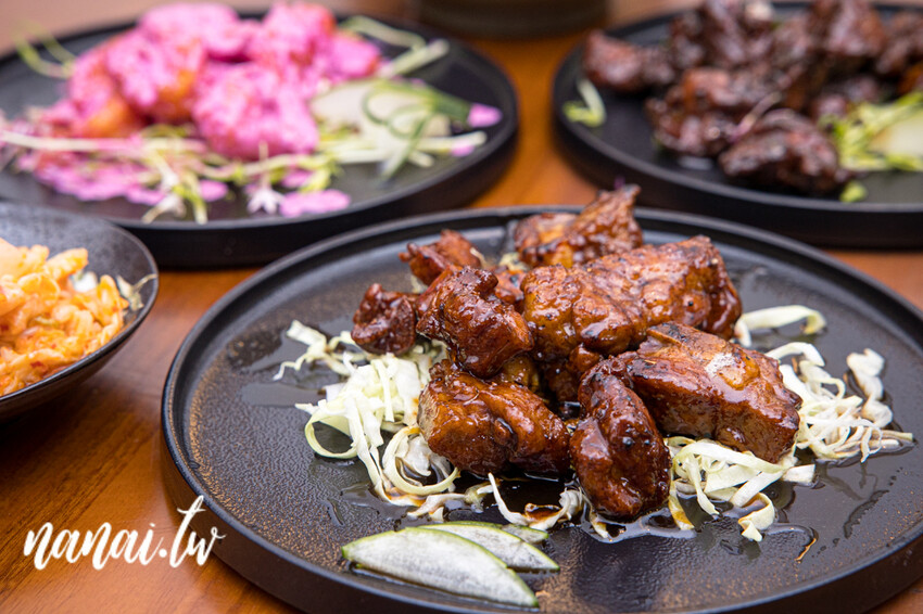 員林近期新開懷舊中式小餐館!獨家老宅私房菜,推薦摩卡排骨、松阪豬拌麵、牛肉糖心蛋拌麵。放鬆閣樓還有經典玩具