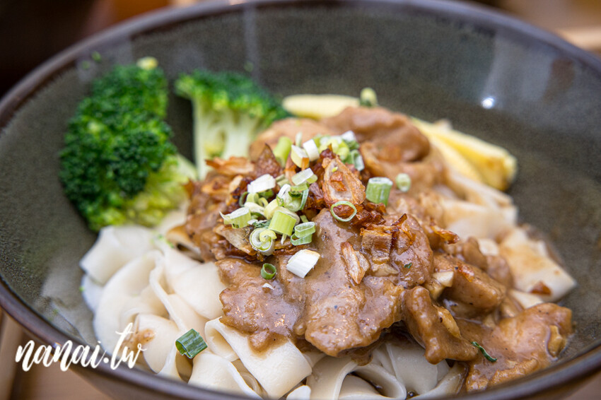 員林近期新開懷舊中式小餐館!獨家老宅私房菜,推薦摩卡排骨、松阪豬拌麵、牛肉糖心蛋拌麵。放鬆閣樓還有經典玩具