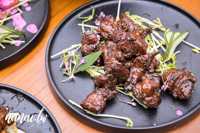 員林近期新開懷舊中式小餐館!獨家老宅私房菜,推薦摩卡排骨、松阪豬拌麵、牛肉糖心蛋拌麵。放鬆閣樓還有經典玩具