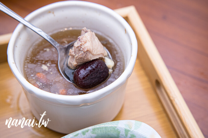 員林近期新開懷舊中式小餐館!獨家老宅私房菜,推薦摩卡排骨、松阪豬拌麵、牛肉糖心蛋拌麵。放鬆閣樓還有經典玩具