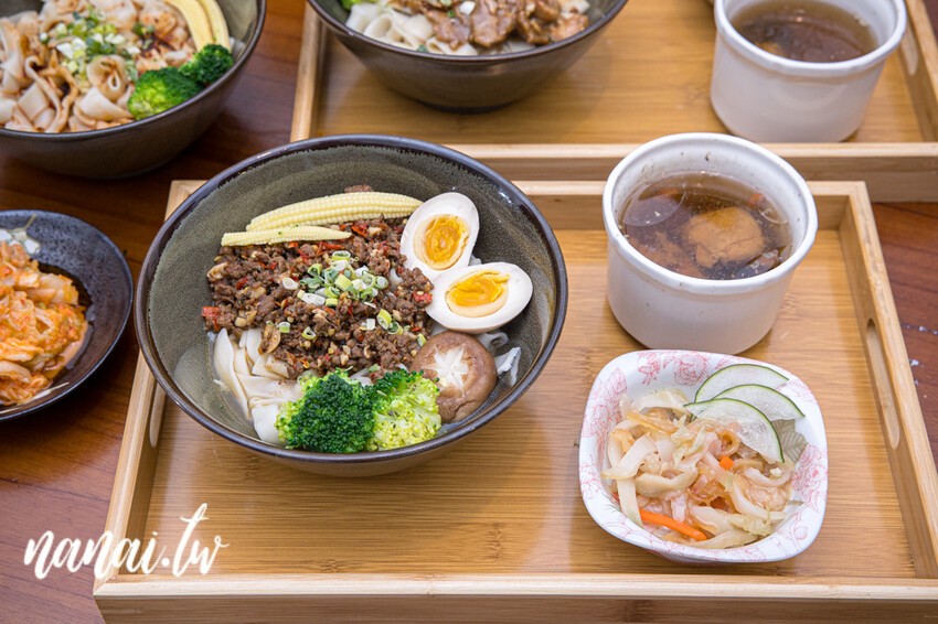 員林近期新開懷舊中式小餐館!獨家老宅私房菜,推薦摩卡排骨、松阪豬拌麵、牛肉糖心蛋拌麵。放鬆閣樓還有經典玩具