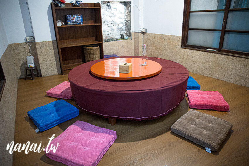 員林近期新開懷舊中式小餐館!獨家老宅私房菜,推薦摩卡排骨、松阪豬拌麵、牛肉糖心蛋拌麵。放鬆閣樓還有經典玩具