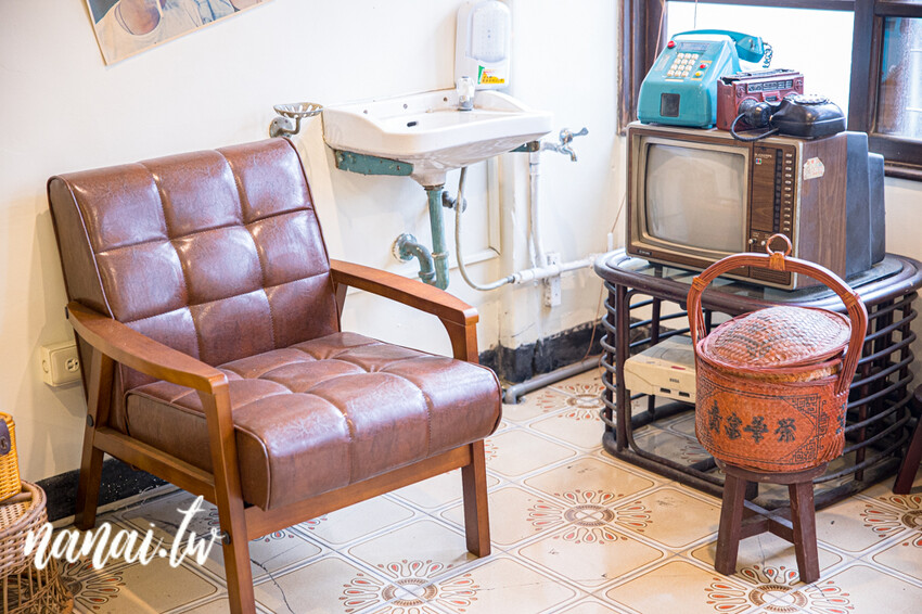 員林近期新開懷舊中式小餐館!獨家老宅私房菜,推薦摩卡排骨、松阪豬拌麵、牛肉糖心蛋拌麵。放鬆閣樓還有經典玩具