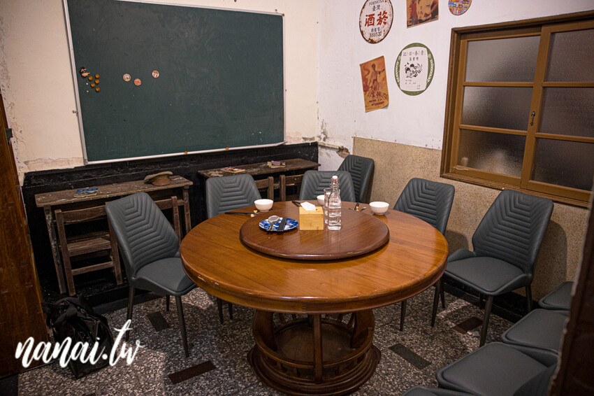 員林近期新開懷舊中式小餐館!獨家老宅私房菜,推薦摩卡排骨、松阪豬拌麵、牛肉糖心蛋拌麵。放鬆閣樓還有經典玩具