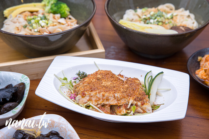 員林近期新開懷舊中式小餐館!獨家老宅私房菜,推薦摩卡排骨、松阪豬拌麵、牛肉糖心蛋拌麵。放鬆閣樓還有經典玩具