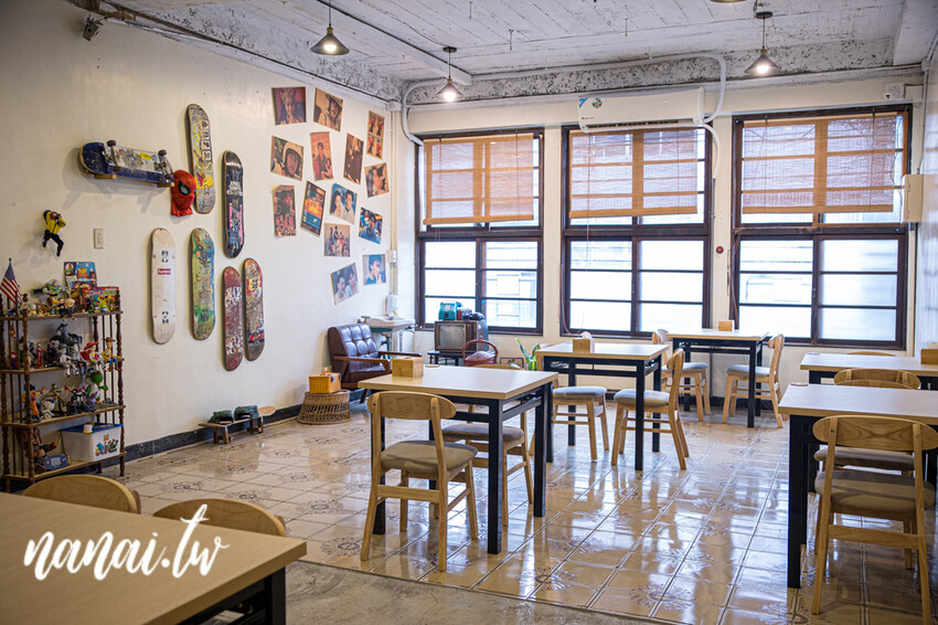 員林近期新開懷舊中式小餐館!獨家老宅私房菜,推薦摩卡排骨、松阪豬拌麵、牛肉糖心蛋拌麵。放鬆閣樓還有經典玩具