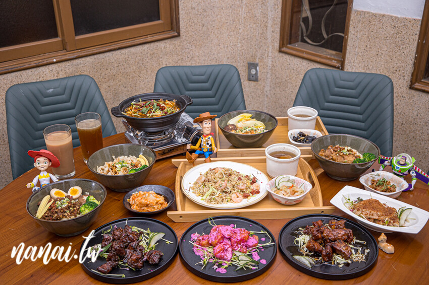 員林近期新開懷舊中式小餐館!獨家老宅私房菜,推薦摩卡排骨、松阪豬拌麵、牛肉糖心蛋拌麵。放鬆閣樓還有經典玩具