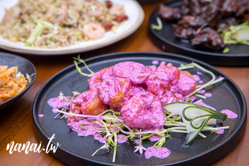 員林近期新開懷舊中式小餐館!獨家老宅私房菜,推薦摩卡排骨、松阪豬拌麵、牛肉糖心蛋拌麵。放鬆閣樓還有經典玩具