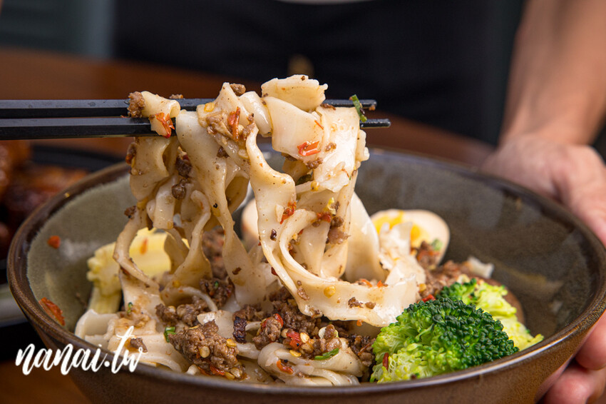 員林近期新開懷舊中式小餐館!獨家老宅私房菜,推薦摩卡排骨、松阪豬拌麵、牛肉糖心蛋拌麵。放鬆閣樓還有經典玩具