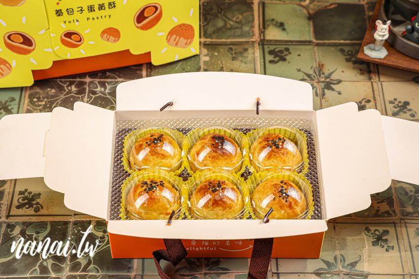 員林這家蛋黃酥沒預訂吃不到！老闆每天烤到不夠賣，外皮酥厚噴香，內餡不甜膩，限量預購售完為止。