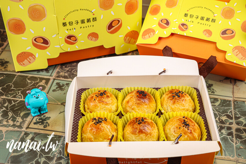 員林這家蛋黃酥沒預訂吃不到！老闆每天烤到不夠賣，外皮酥厚噴香，內餡不甜膩，限量預購售完為止。
