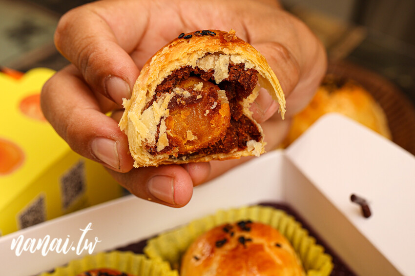 員林這家蛋黃酥沒預訂吃不到！老闆每天烤到不夠賣，外皮酥厚噴香，內餡不甜膩，限量預購售完為止。