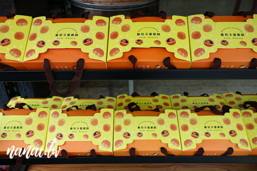 員林這家蛋黃酥沒預訂吃不到！老闆每天烤到不夠賣，外皮酥厚噴香，內餡不甜膩，限量預購售完為止。