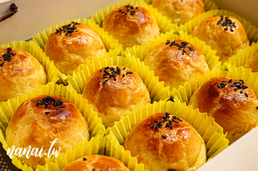 員林這家蛋黃酥沒預訂吃不到！老闆每天烤到不夠賣，外皮酥厚噴香，內餡不甜膩，限量預購售完為止。