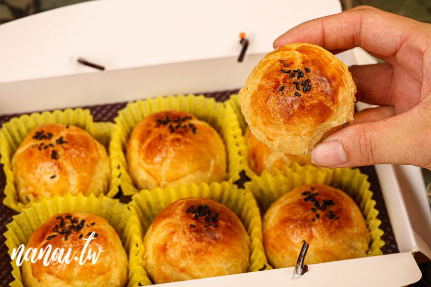員林這家蛋黃酥沒預訂吃不到！老闆每天烤到不夠賣，外皮酥厚噴香，內餡不甜膩，限量預購售完為止。