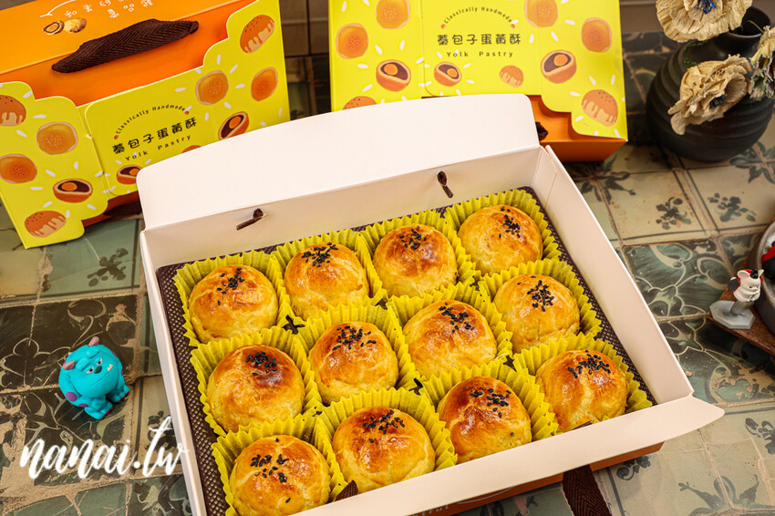 員林這家蛋黃酥沒預訂吃不到！老闆每天烤到不夠賣，外皮酥厚噴香，內餡不甜膩，限量預購售完為止。