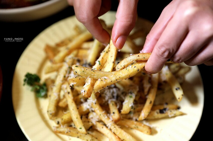 隱身在城市鬧區裡的質感義式餐廳！每個角落都超好拍｜嶼里With You(台中東區義大利麵、輕食、下午茶推薦)