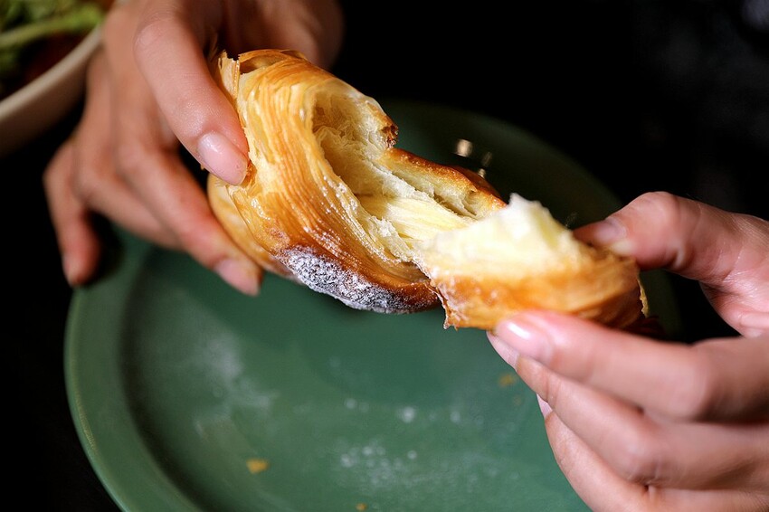 隱身在城市鬧區裡的質感義式餐廳！每個角落都超好拍｜嶼里With You(台中東區義大利麵、輕食、下午茶推薦)