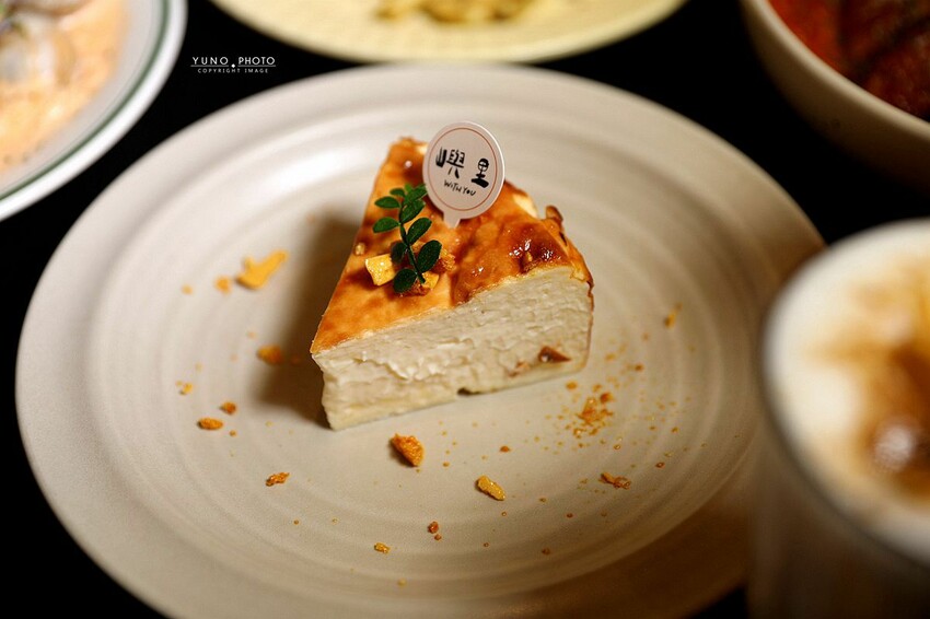 隱身在城市鬧區裡的質感義式餐廳！每個角落都超好拍｜嶼里With You(台中東區義大利麵、輕食、下午茶推薦)